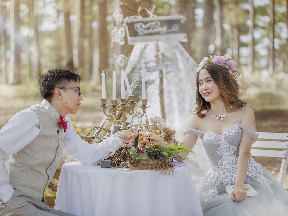 wedding couple in forest